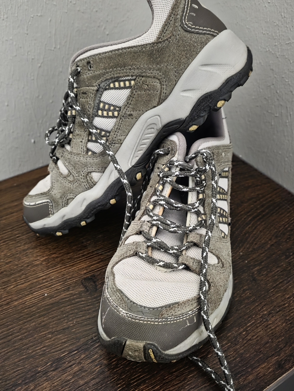 Taupe Suede Columbia Hiking Sneakers with Patterned Laces Sz 7